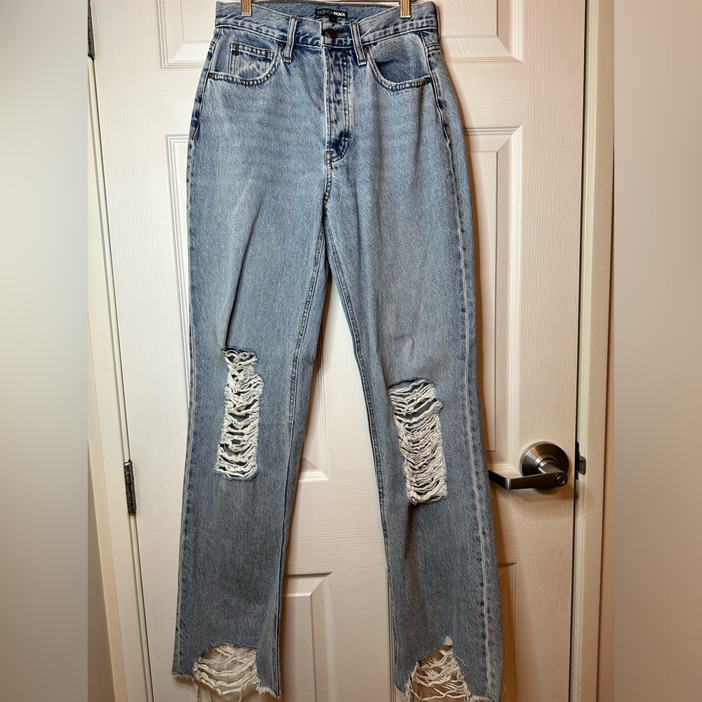 Light Washed Ripped Jeans / Fashion Nova
